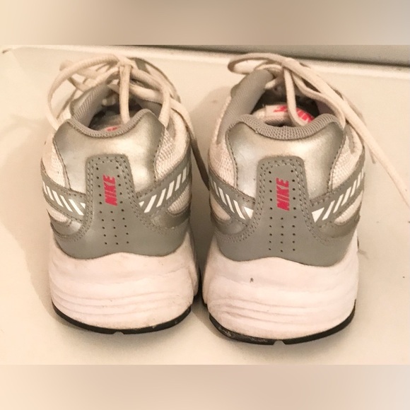 Nike Women’s Tennis Shoes Pink White Gray Size 7.5 - Picture 4 of 5